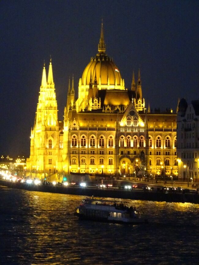 国会議事堂<br />Országház<br /><br />ドナウ川沿いの夜景は見ていて飽きない。