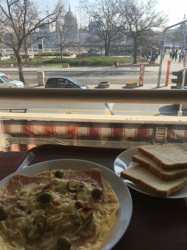 クレープ屋<br />Nagyi Palacsintázója<br /><br />２階があり、見晴らしの窓際の席を選ぶ。木々に遮られているがバッチャーニ公園(Batthyány tér)の向こうに、国会議事堂の真正面というロケーション。食パンが付いてくる。。。