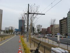 熊本市電の熊本駅前～田崎橋間、いわゆる田崎線と呼ばれる区間の軌道は、道路の西の端に寄せられた構造になっています。