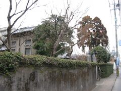 宮本武蔵の旧居跡とどちらに行くか迷いましたが、続いては熊本城のやや北東に位置する夏目漱石内坪井旧居に向かうことに。