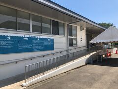 令和３年７月１日にリニューアルオープンした寒川町営プールです。
https://さむかわプール.com/

入場前にテント下で緊急連絡先等の記入が求められます。私は蜜を避けるため、ＰＤＦのひな型をプリントアウトして、予め書き込んだ紙を提出しました。
