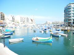 バスの旅も終盤になり、スリーマ隣のセント・ジュリアンでバスを降車しました。ここセント・ジュリアンはマルタの旅を検討していた際、滞在の拠点の候補にしていたため、どうしても訪れたくなりました。この湾の夜景を一目見たかったのですが、昼の風景を一望できました。クラブ等もあるみたいだったので、夜の賑やかなところも見て見たかったです。