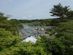 さて遊歩道に降りてみましょう。
まだ滝の上部で、左端は発電所への取水水路。そこから溢れた水が落ちているだけです。
遠景は霧島連山の最高峰の韓国岳。うっすらです。