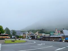 緊急事態宣言が解除されて1泊で伊豆に・・・
しかし、梅雨に加えて大雨の悪天候となってしまった！
土砂崩れしている場所もあるという事で海岸線を避けて伊豆のど真ん中を通る伊豆縦貫道のルートを選択！
月ヶ瀬インターチェンジまでは順調！
後は、天城越えで山道を超えれば下田まで1時間の予想！
見えてきたのは「道の駅天城越え」
ここでトイレ休憩と小休止をしようと立ち寄りました。