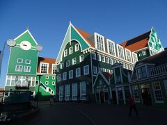 ホテルと同じ外観のZaandamの駅舎。