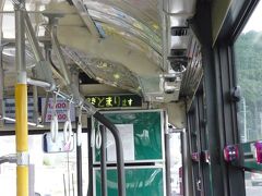 写真は飛んで「福島交通のバス車内」
おそらく「渡利学習センター経由渡利北回り線」か「花見山入口経由渡利南回り線」で『番匠町』に出たんだと思う（ただし『Q．庵』には”馬場町”が近いが…）
「つぎとまります」がいい味出している。