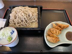 松本でお昼ごはん。
雨なので松本駅でお蕎麦をいただきます。