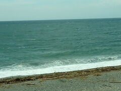 千本浜の海岸。歩いている人も少しいました。