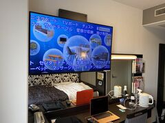 時間までイオンで涼んでアパホテルにチェックイン。
テレビデカい。
部屋は狭いので圧迫感ありました。
まあほとんど見なかったです。