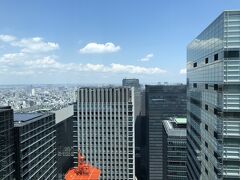 バー【ヴェルテュ】からの眺望（中央）の写真。

右の高層ビルは『読売新聞大手町ビル』で、
オレンジ×ホワイトの鉄柱は『KDDI大手町ビル』で、お隣りに
『星のや東京』があるはずなのですが、低いので見えません。

私がこれまでに何故『星のや東京』をブログにしたことがないかと
言うと、18階建てなので周りの高層ビルに囲まれ、
高級なのに眺望が楽しめず、圧迫感がある感じがするからです。
（中に入ってみたら全然違うかもしれませんが・・・。）