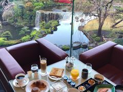 東京・赤坂『ホテルニューオータニ 東京』ガーデンタワー ロビィ階
【GARDEN LOUNGE】

ティー＆カクテル【ガーデンラウンジ】でいただいた朝食の写真。

【ガーデンラウンジ】の朝食は、「絶品の朝食」として好評です。
私たちは「アメリカンブレックファースト」と「和朝食」を1つずつ
オーダーすることしました。

『ホテルニューオータニ 東京』が誇る池泉回遊式の日本庭園を
眺めながらいただくティー＆カクテル【ガーデンラウンジ】での朝食は、
味覚だけでなく江戸時代から残る風情を視覚で愉しむこともできて
最高です (゜∇^d)!! 