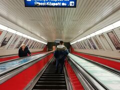 ブダペスト地下鉄M３に乗ってカールヴィン広場（Kálvin tér）駅まで向かいます。