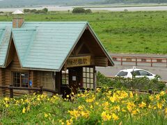 2021年7月4日7時30分中部国際空港発、羽田で乗り換えて13時に女満別空港着。女満別行の飛行機は空いていて3人掛けのシートを2人でゆったり使った。着陸前のアナウンスでは女満別の天候は晴れ。これはいいと喜んだ。

トヨタレンタカーでプリウスを借りて出発。ナビに小清水原生花園インフォーメーションセンターを入れた。ナビは網走を通らないコースで案内してくれて40分で原生花園に着いた。原生花園では道沿いにエゾキスゲなどが咲き乱れるのが見え、まだ花は大丈夫、ついているねと言い交した。

写真は後日撮った原生花園駅である。小清水原生花園のシンボルの一つだ。前方に濤沸湖が見える。ナビは写真で車が見えている駐車場に案内してくれる。しかしここの駐車場の収容台数は少ないので、用心してその手前の大きな駐車場に車を入れた。