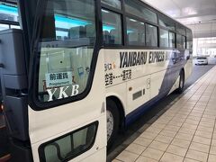 那覇空港バス停にて、本部半島は今帰仁城跡入口バス停まで乗車したやんばる急行バスに乗車。「YKB」って、なんちゃらKBがやたら多い気がするのは、気のせいか。