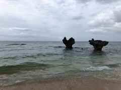 トケイ浜・ハートロックバス停で下車。古宇利島北部のティーヌ浜にあるハートロックは、二つの岩の隙間が見様によってハート型に見えるからだそうだが、そんなことに気づいたのは浜を去ってからだった（笑）。