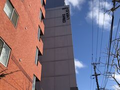 本日のお宿はホテルロンシャンサッポロ。
ツアー指定なので選ぶ余地はありません。
すすきのの東外れ、創成川沿いなので"すすきの"と言うにはやや烏滸がましいエリアですが、繁華街の喧騒とはかけ離れていて個人的には問題ない立地です。