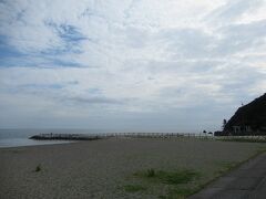 二見浦海岸の駐車場に車を止め、海岸を歩きます。