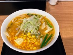 新千歳空港での乗り継ぎ時間に「けやき」のコーンバターラーメンを頂きました！
甘いお野菜がたっぷりで大満足。

北海道の食事は、どこも美味しいから　何度も北海道に戻ってきてしまうのです。