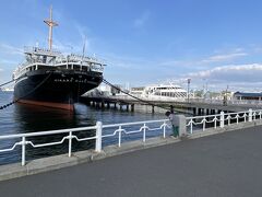 バスに乗る以外ノープランだったので、とりあえずどこに行こうか相談しつつ山下公園に向かいました。
氷川丸は今日もここにいますね～