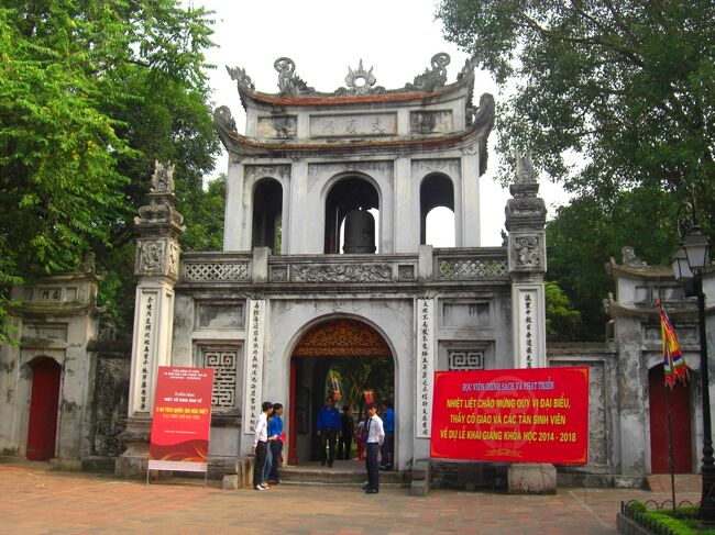 まずは文廟にやってきました。<br />儒教の開祖である孔子が祀られており、合格祈願の定番スポットだそうです。<br />日本で言うところの太宰府天満宮でしょうか。<br />この白い門は「文廟門」と呼ばる、文廟の入口にあたります。