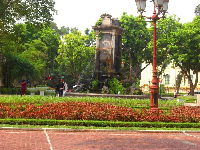 シクロとは人力で走る三輪自転車のような送迎車です。<br />操縦者の前に乗客が乗る為、視界が広がり観光にはうってつけ。<br />オペラハウスからリータイト通りを進みます。<br />左手に見えるのはハノイ公園の噴水、観光地というよりハノイ市民のための公園といった感じだそうです。