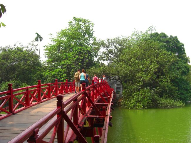 緑色した湖面の上を、ハック橋で渡り寺へ進みます。