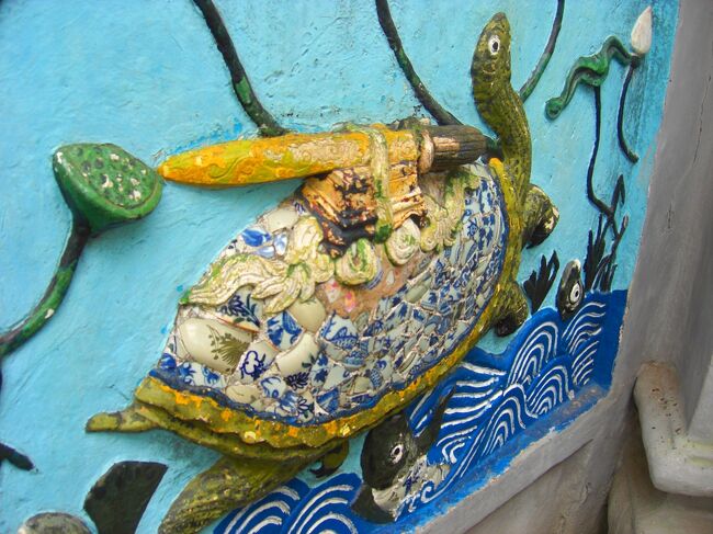 その伝説とは中国の明朝に支配されていた15世紀頃、後のベトナム王朝である黎朝の初代皇帝が、明軍を討伐した際に使用した宝剣を引き取りに来た亀という内容で、その時の様子が表された石碑もありました。