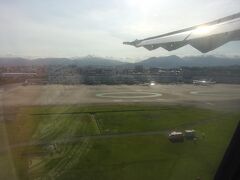 福岡空港に着陸です(^_-)-☆。
４０分のフライトはあっという間でした。