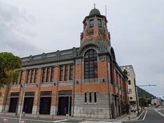 バスの発車時刻まで駅周辺をホロホロします。いわゆる門司港レトロで、100年前の建物があちこちに現存しています。朝８時過ぎなので誰もいません