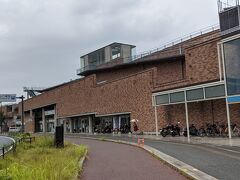 みもすそ川公園から赤間神宮まで歩き始めたら大粒の雨になり、歩くのをあきらめて、バスで唐戸までやってきました。唐戸は下関市役所をはじめ、観光地化や商店が立地する下関の中心部。門司港から連絡船もつながっていて、賑わいがあります。まずは唐戸市場に入ってみます