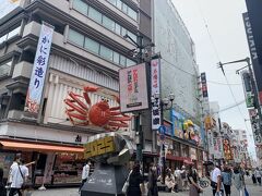 この日はチェックアウトの日でしたが、レイトチェックアウトでホテルに16:00まで滞在する予定だったので、午前中に道頓堀に行ってみることにしました♪

有名なかに道楽道頓堀本店の巨大看板～！