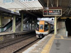 榛原駅で特急電車がやってきました。