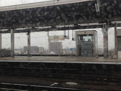 岐阜羽島駅通過。本降りの雨に見舞われる。