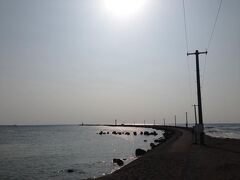 三国サンセットビーチの一番端っこにあるエッセル堤。右がビーチ、左が九頭竜川河口。並ぶ電柱が先月観に行った木更津江川海岸チック（笑）。