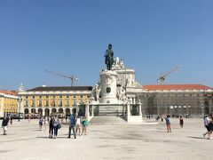 5-6kmひたすら歩いてコメルシオ広場に到着です。こちらはもう少し新しく18世紀のもの。色合いが可愛いです。海（じゃない川）を背にこの向こうに旧市街があります。右側は修繕中でした。