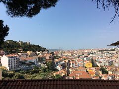 グラサ庭園までやってきました。リスボン旧市街が一望できます。赤い屋根と青い空のコントラストが美しいです。
