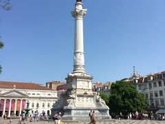 ロシオ広場です。ペドロ4世の銅像が高く聳え立っています。左奥に国立劇場が。