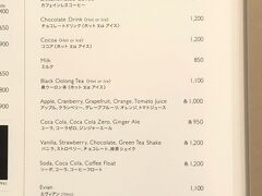 東京・日比谷『帝国ホテル 東京』のオールデイダイニング
【パークサイドダイナー】のメニューの写真。

＜コーヒー・紅茶・その他のお飲み物＞

珈琲とアイスコーヒーをいただきます。