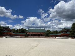 平安神宮。遥か遠い本殿まで炎天下を歩く。しんどい・・・