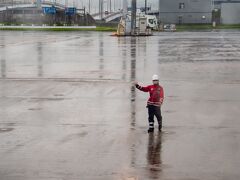 7:05発のJAL機に搭乗。
外見ると、めっちゃ雨なのに
スタッフさんが手を振ってくれてた。

ワタシも手を振り返したいが
周りの目が恥ずかしい…

心の中でめっちゃ手振ってますから!