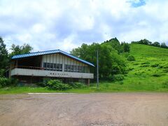 美唄国設スキー場は、昭和50年に東美唄町番町地区の炭鉱住宅街を壊して作ったスキー場だ。
このレストハウスは、沼東中学校の体育館を改築したもの。