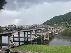 渡月橋。嵐山エリアはさすがに観光客で混雑していました。
