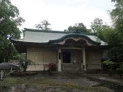 宝物館へ移動します。
雨が少し小降りになりました。

7／18までの目玉は、普段は京都国立博物館へ寄託されている「薙刀直シ刀 無銘吉光　名物骨喰藤四郎（ほねばみとうしろう)」（重文）が帰ってくる事。

刀身に倶利伽羅龍（くりからりゅう)や不動明王が彫刻されている美しい脇差で、斬る真似をするだけで骨まで砕いたと伝わるそうです。

この刀は、源頼朝から大友家、足利将軍家、豊臣秀吉・秀頼、徳川将軍家と伝来した名刀だそうです。