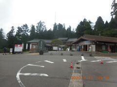 まずは東塔エリアへ。
比叡山　延暦寺は広大な敷地（山）の中に西、東など３つのエリアに分かれて寺院が点在しています。ドライブウェイも、途中に料金所があったりして、エリア間の行き来を効率的かつ最安費用で訪問するためにネットで下調べしたところ、東塔から訪問するのがベストと判断しました。
ちあみに拝観料は３エリア分で一人1,000円。