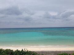 まずは、波照間島の代表的なビーチのニシ浜へ。砂浜に下る坂の途中から眺めると、海の色のコントラストをより楽しめる。残念ながら天気がイマイチだが。