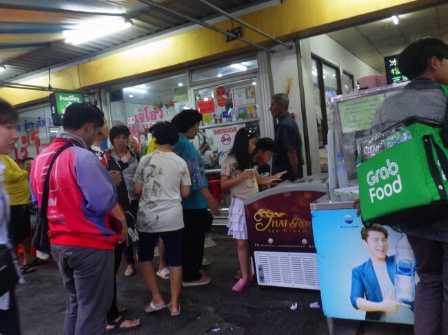 夕食は、バスに乗って「Jeh O」に行きました。18時ころに行きましたがかなり混んでいました。40分ほど待って着席できました。