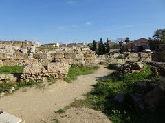 ケラメイコス
Αρχαιολογικός Χώρος Κεραμεικού
Kerameikos

ケラメイコスはギリシアのアテネの1地区で、アクロポリスの北西に位置する。かつての市壁のディピュロン（Δίπυλον）門の内外の広い地域を含み、エリダノス川という小川に沿っている。古代には陶工が多く住む地域で、英語のセラミック (ceramic) の語源でもある。また、市街地からの道路に沿って重要な墓地があり、多数の墓標彫刻が立っていた。（Wikiより)
