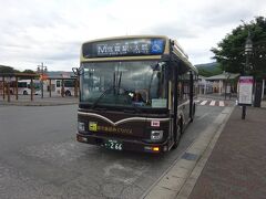 バスがやってきた。強羅駅経由で、小涌谷にある天悠という施設まで行く箱根登山バス。

ここから出ているバスは、系統としては箱根の山の中を巡る「観光施設巡りバス」を延長したような形で、バスもその仕様の車両が使われている。