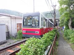 少し時間があったので、ケーブルカーを見に行った。
強羅駅からは電車とは直角にケーブルカーが出ていて、終点の早雲山駅からはロープウェイ、そして桃源台からは芦ノ湖の遊覧船と、箱根観光の定番のルートが続いている。