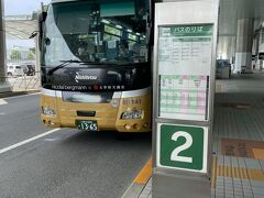 今日はまずは大宰府八幡宮へ行くことに。
Google先生がおっしゃるには、大宰府までは福岡空港からンバスだと30分弱。

どこからバスに乗るのか？と案内所にお聞きすると、長距離バスの発着は国際線からだそうな。

国内線から循環バスに乗って国際線空港へ。

着いた国際線はシーンとしてて、モニターには到着便とその横にはすべて欠航。
なんとも寂しい。